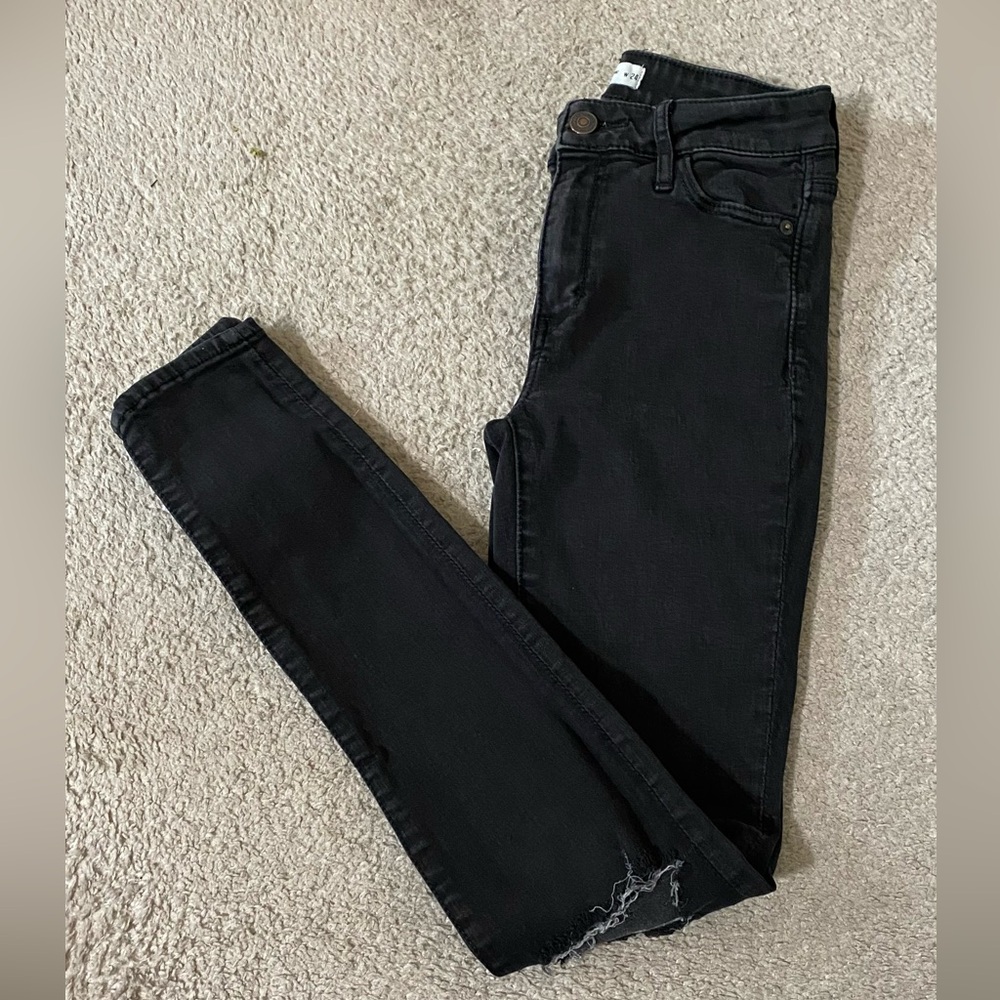 Abercrombie & Fitch Women's black Jeans distressed at the knees stretch